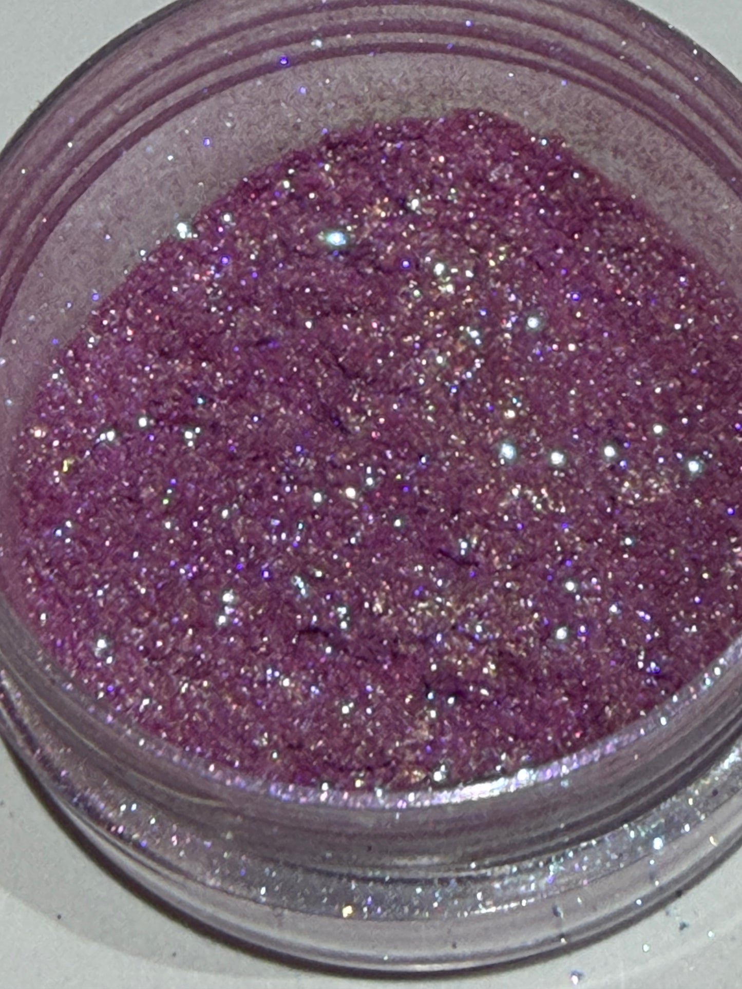 -Faenor- Eiliant Pigment with Hues of Magenta and Violet