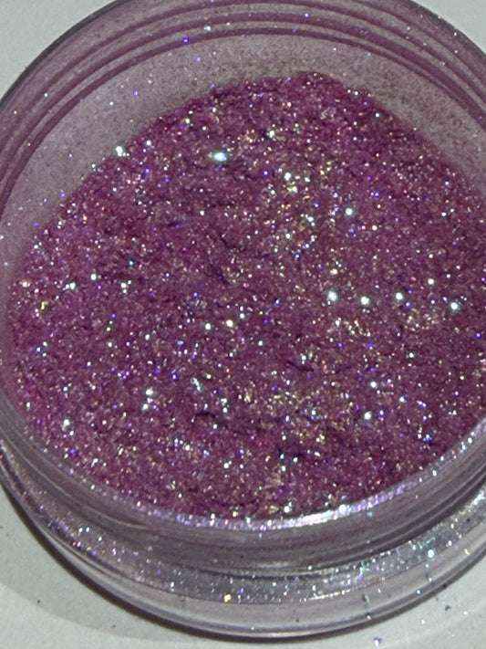 -Faenor- Eiliant Pigment with Hues of Magenta and Violet